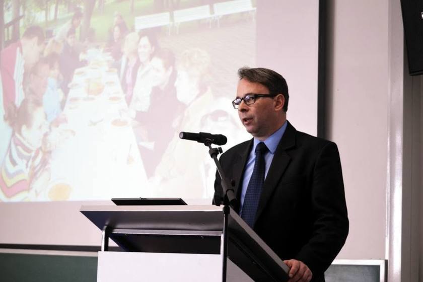 Előadó a pulpitusnál a 20 éves jubileumon
