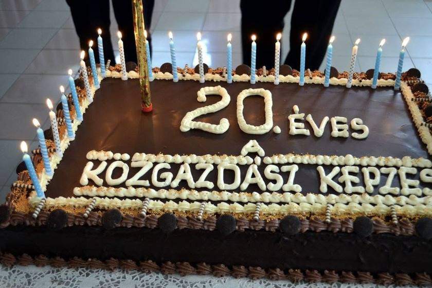 A 20 éves jubileumra készült torta gyertyákkal