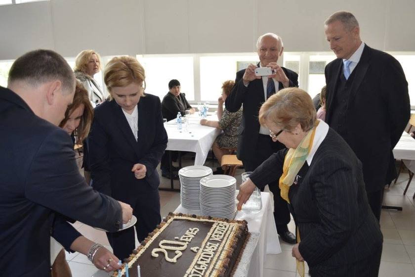 A jubileumi torta felszelése az ünnepségen