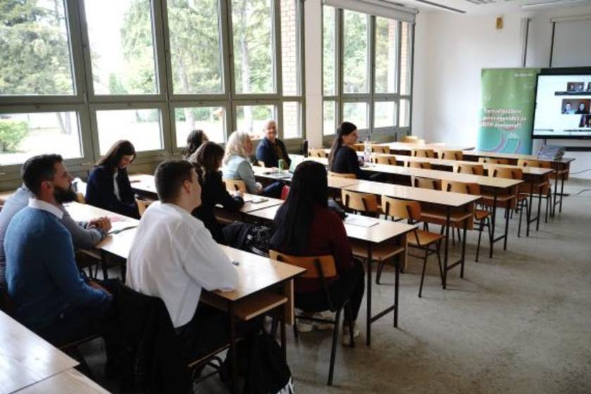 Hallgatók egy előadóteremben